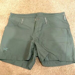 Arc’teryx women’s Creston Short 4.5 green Like New